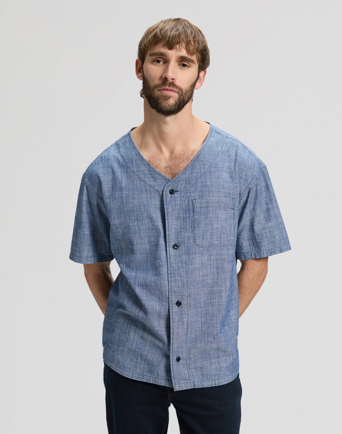 Baseball Tee With Pocket in Light Wash Chambray - LEE Schweiz
