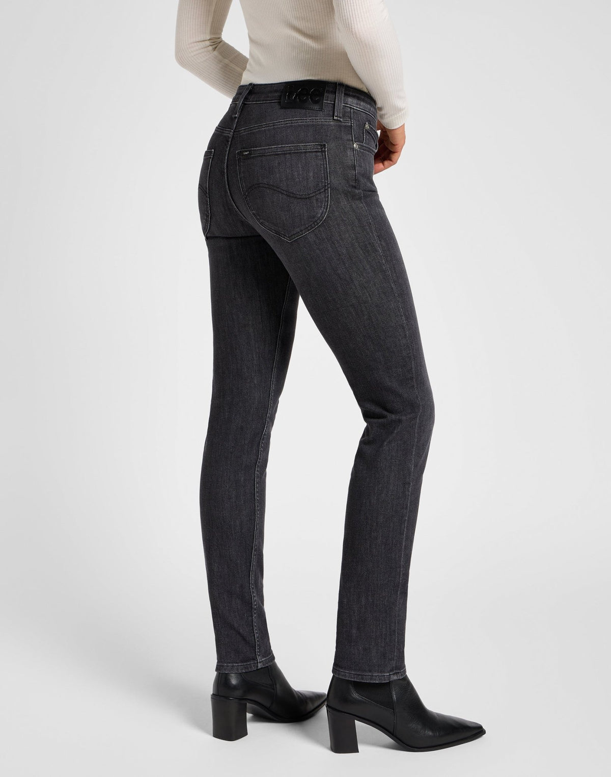 Elly in Last Strike - LEE Schweiz