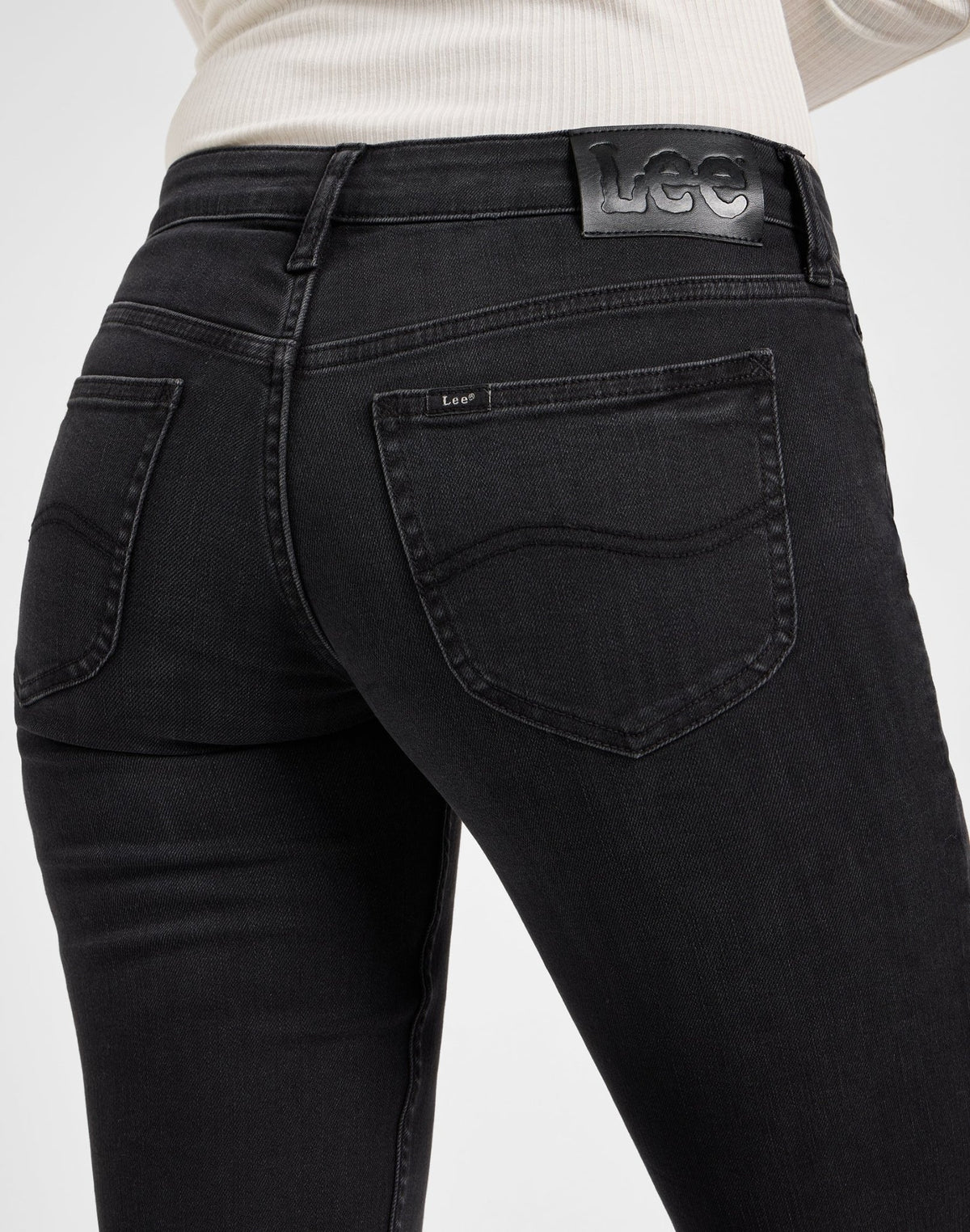 Jessica in True To Black - LEE Schweiz