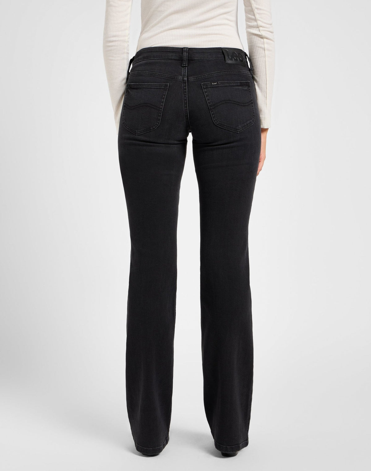 Jessica in True To Black - LEE Schweiz