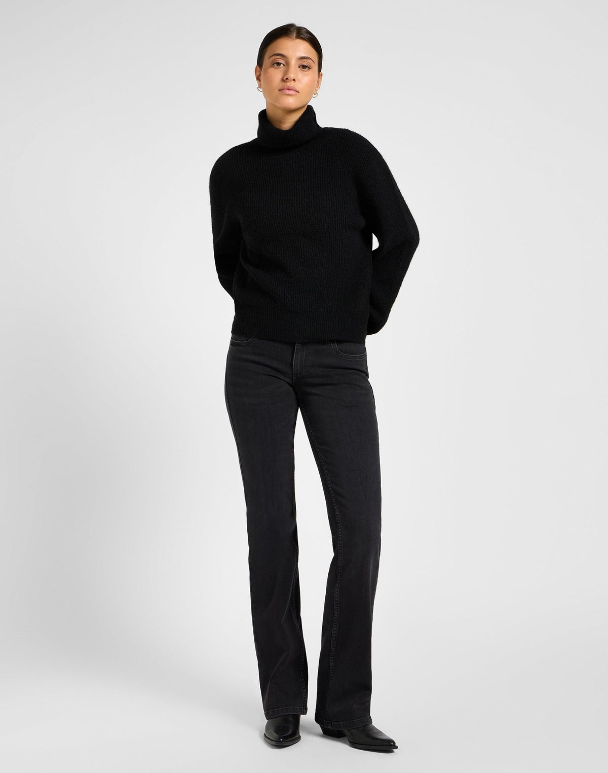 Jessica in True To Black - LEE Schweiz