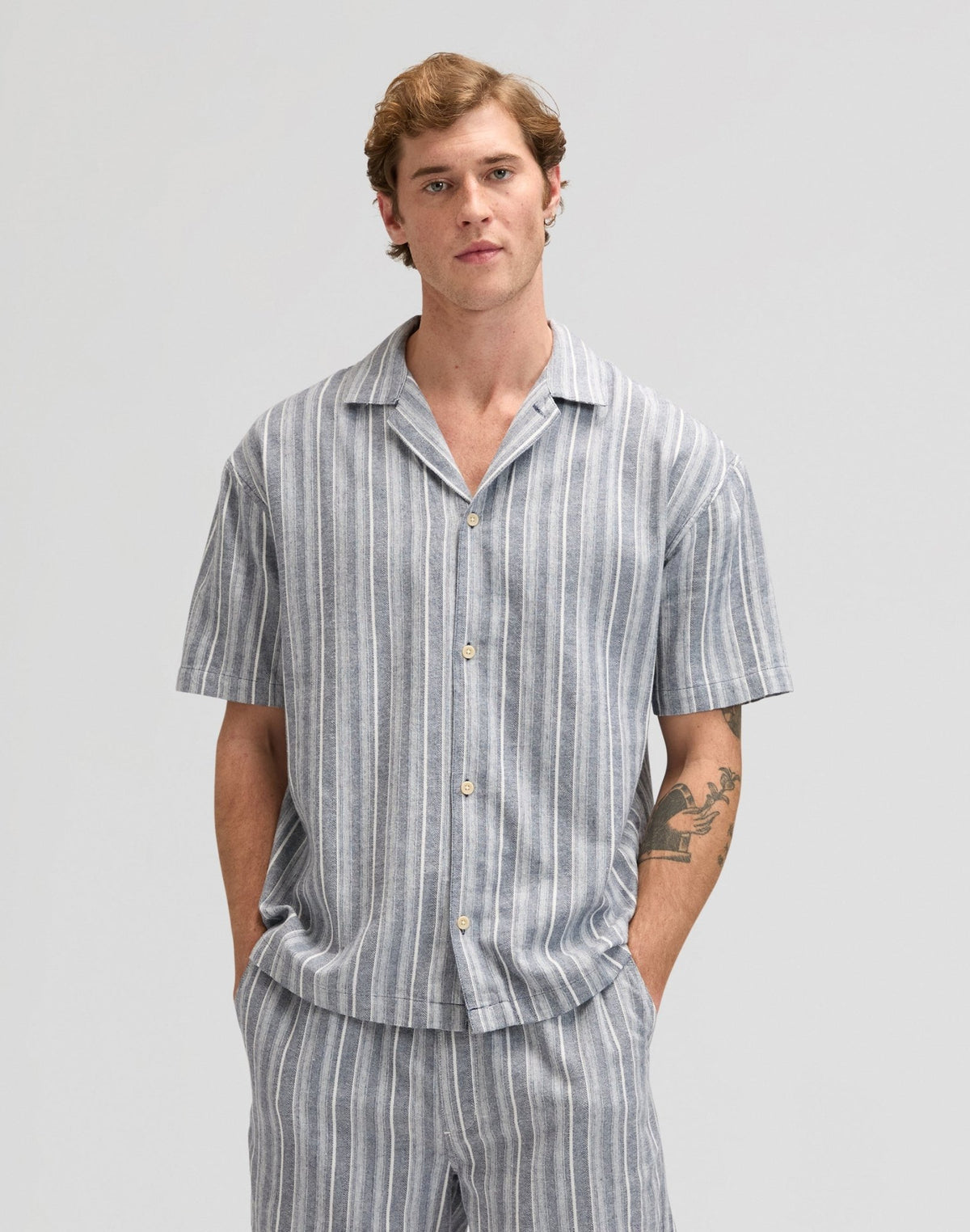 Kurzarmhemd Clean Resort in Mood Indigo Natural Stripes - LEE Schweiz