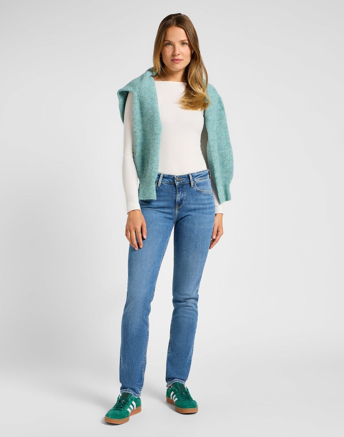 Marion Straight in Holding Back - LEE Schweiz