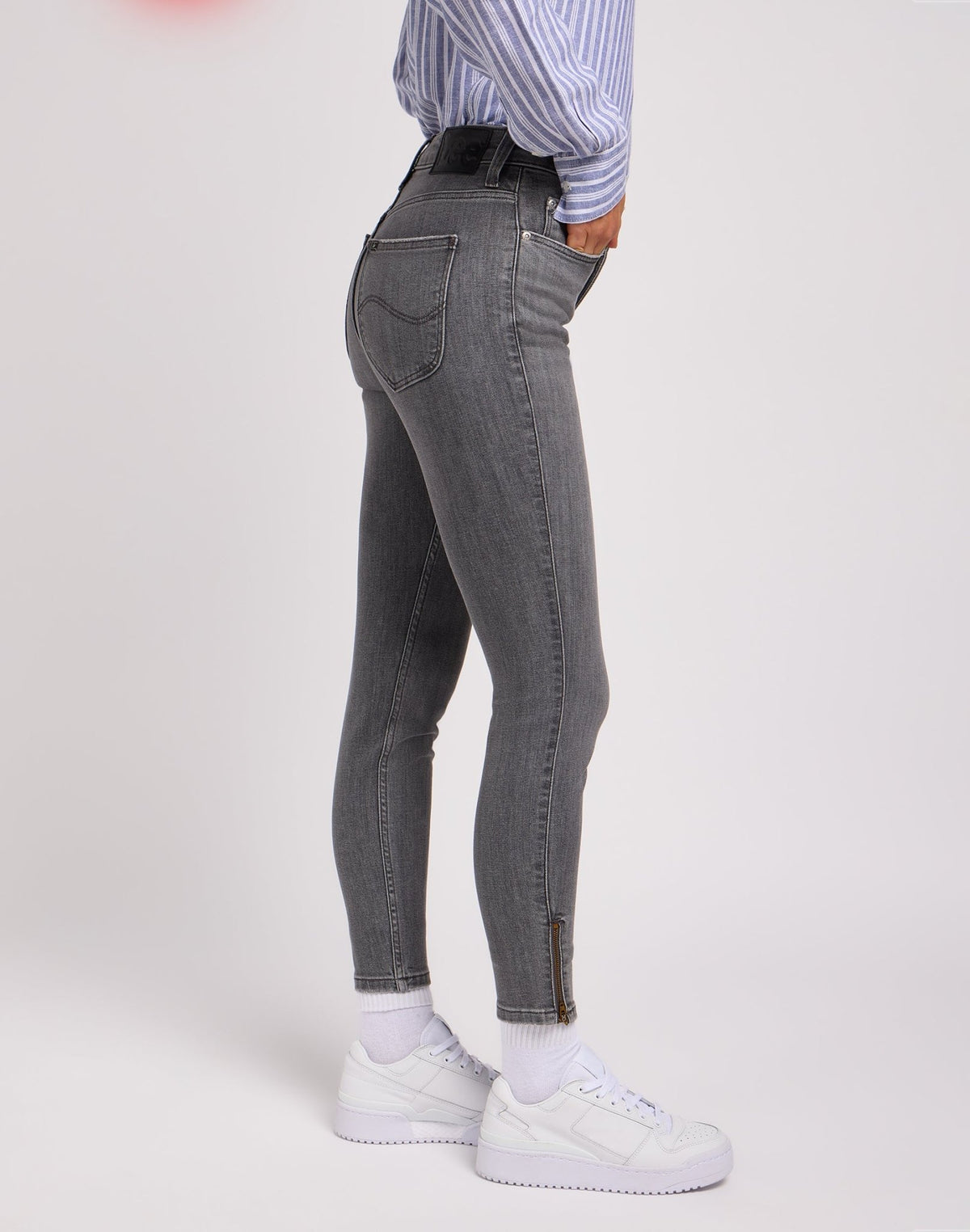 Scarlett High Zip in Ash Stone - LEE Schweiz
