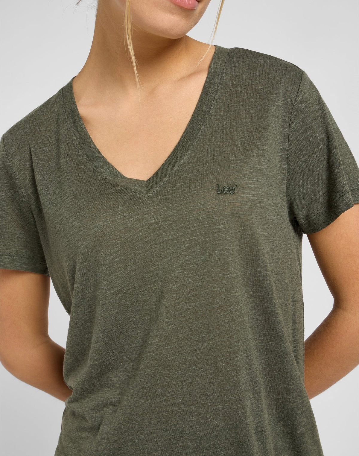 V Neck Tee in Oak Moss - LEE Schweiz