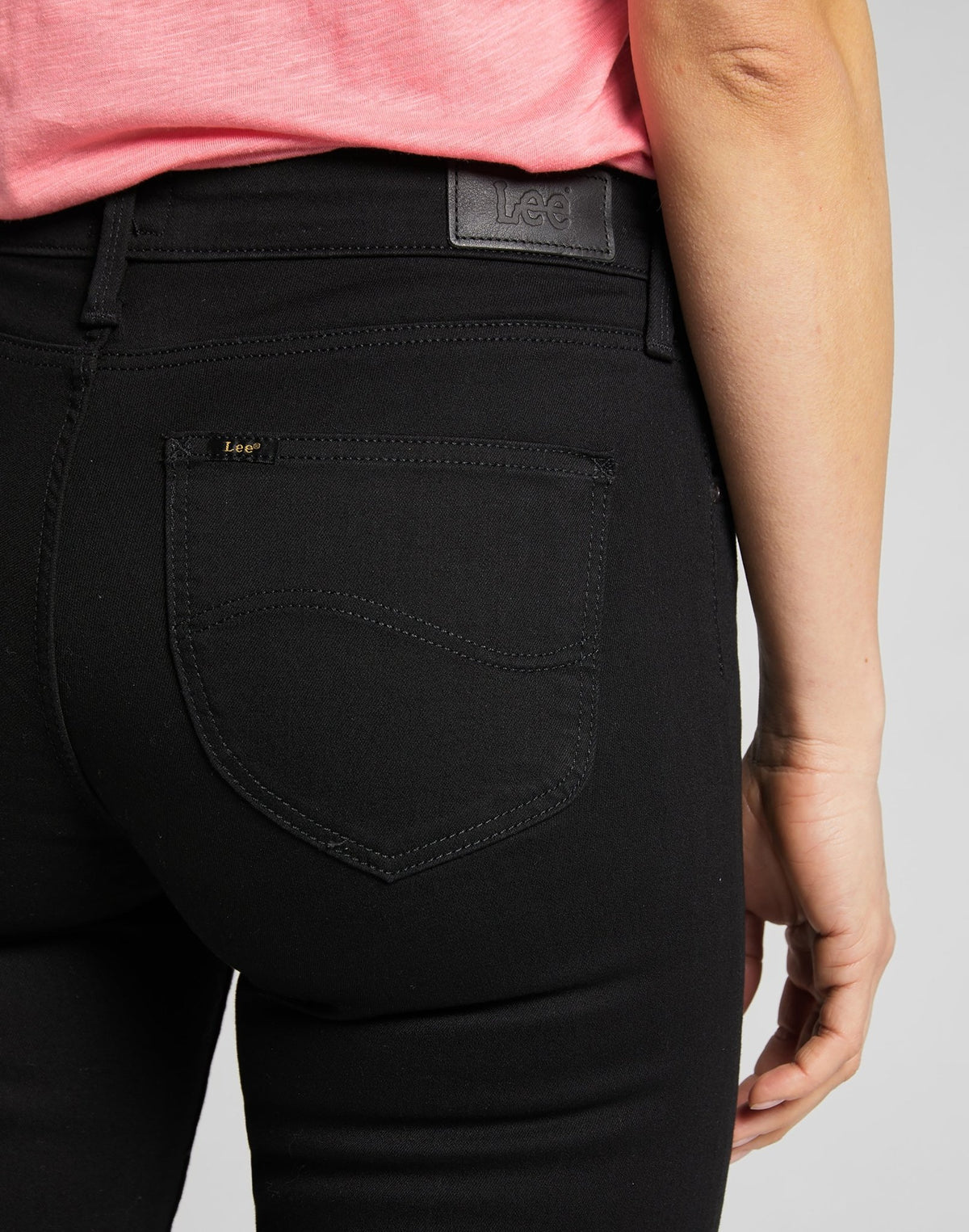 Scarlett in Black Rinse - LEE Schweiz