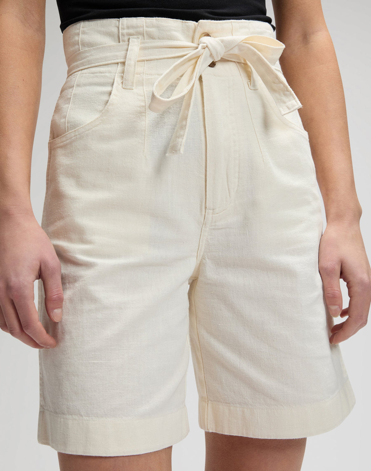 Pleated Bermuda in Natural