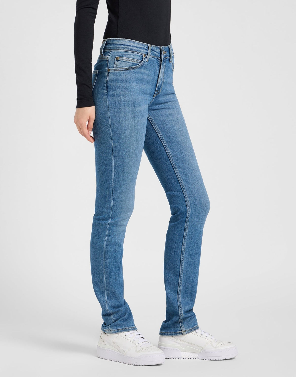 Marion in Cyber Blue - LEE Schweiz