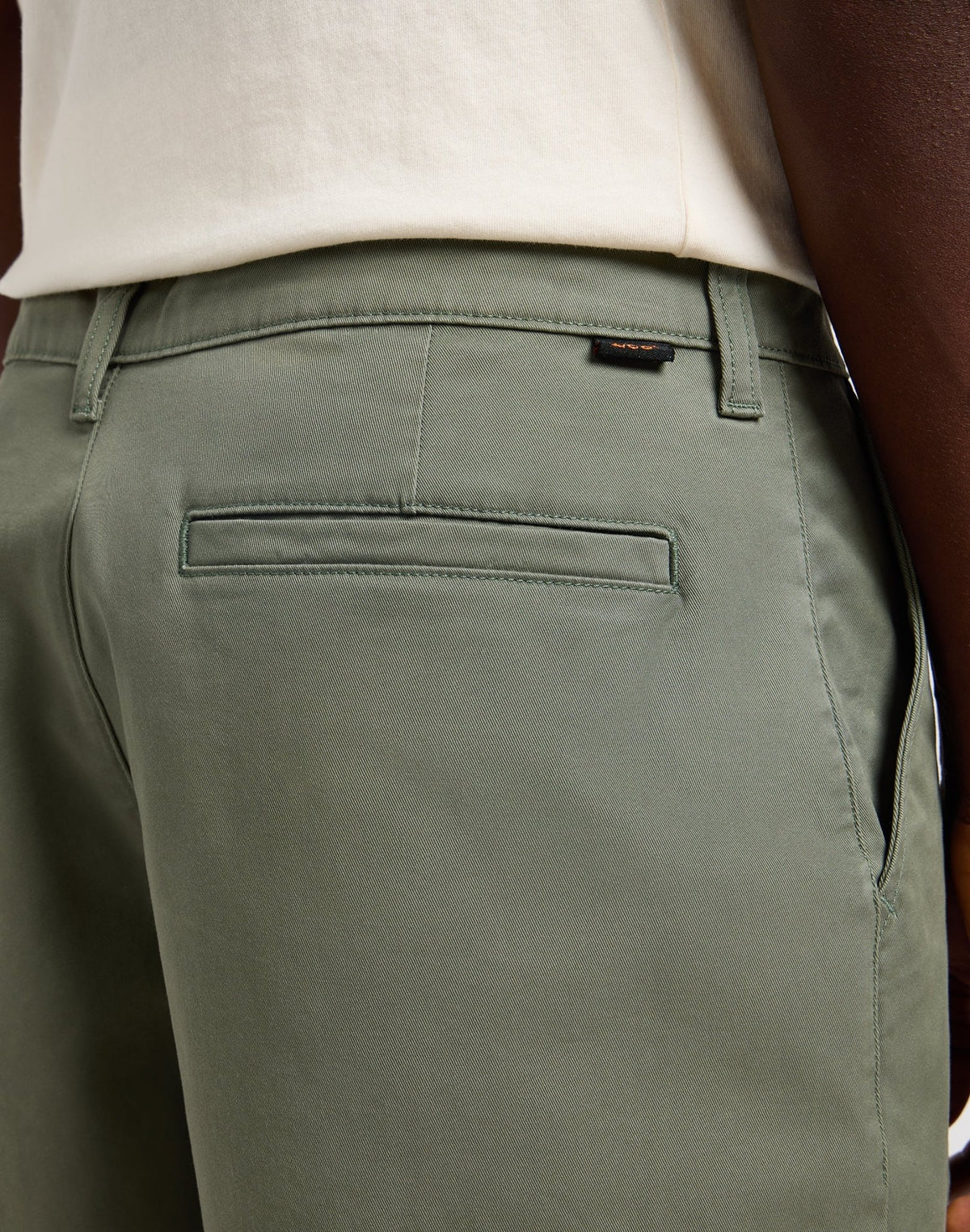 Relaxed Chino Short in Olive Grove - LEE Schweiz