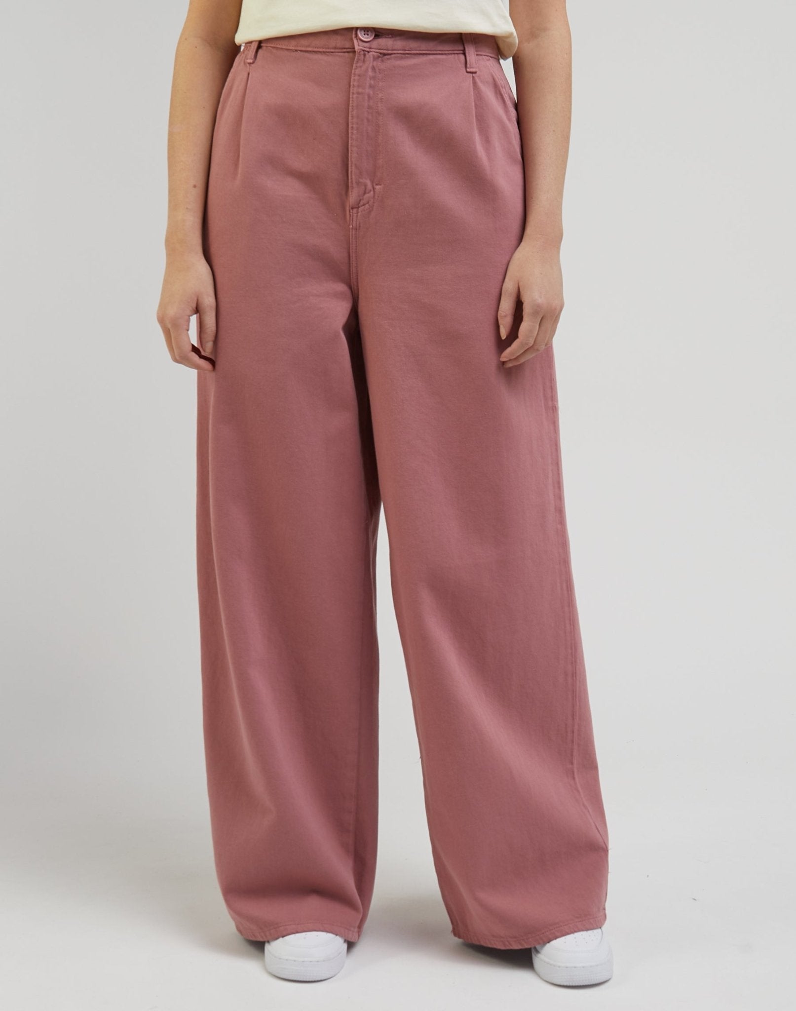 Relaxed Chino in Dark Mauve - LEE Schweiz